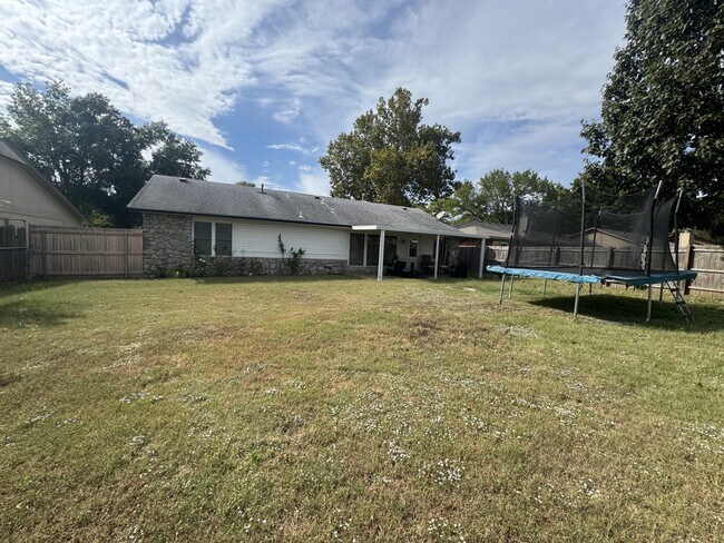 Primary Photo - 1209 N Ironwood Pl