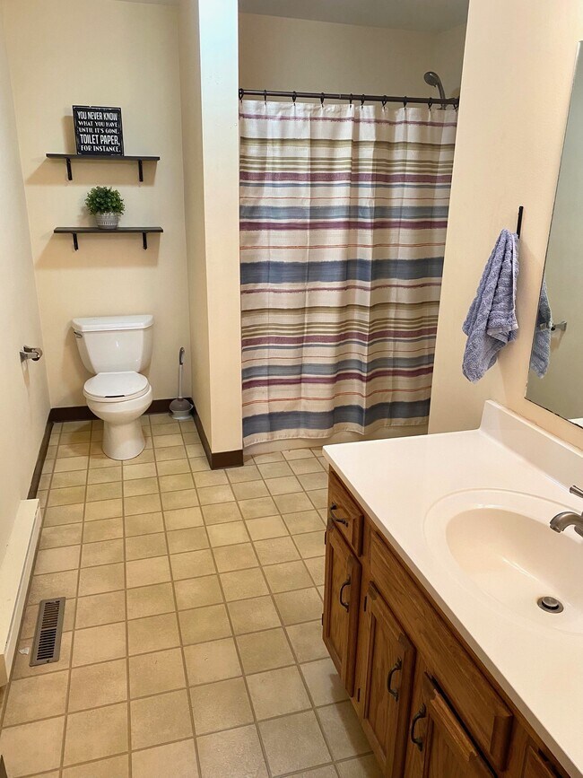 Full bathroom - 7 Clubhouse Dr