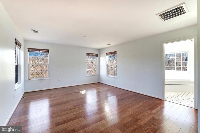 Building Photo - 43258 Meadowood Ct