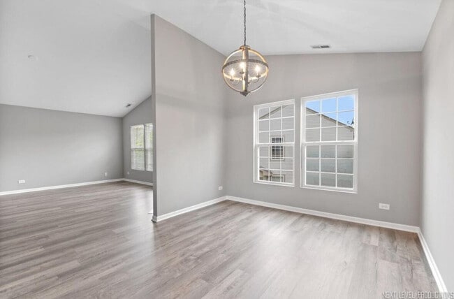 Building Photo - 533 Metropolitan St