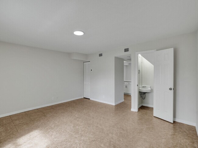 Building Photo - 8503 NW 35th Ct