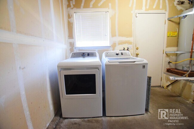 Building Photo - Newly Renovated 4 Bedroom with Parking