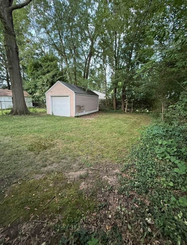 Building Photo - 3 Bed - 1 Bath House Available in Akron, Ohio