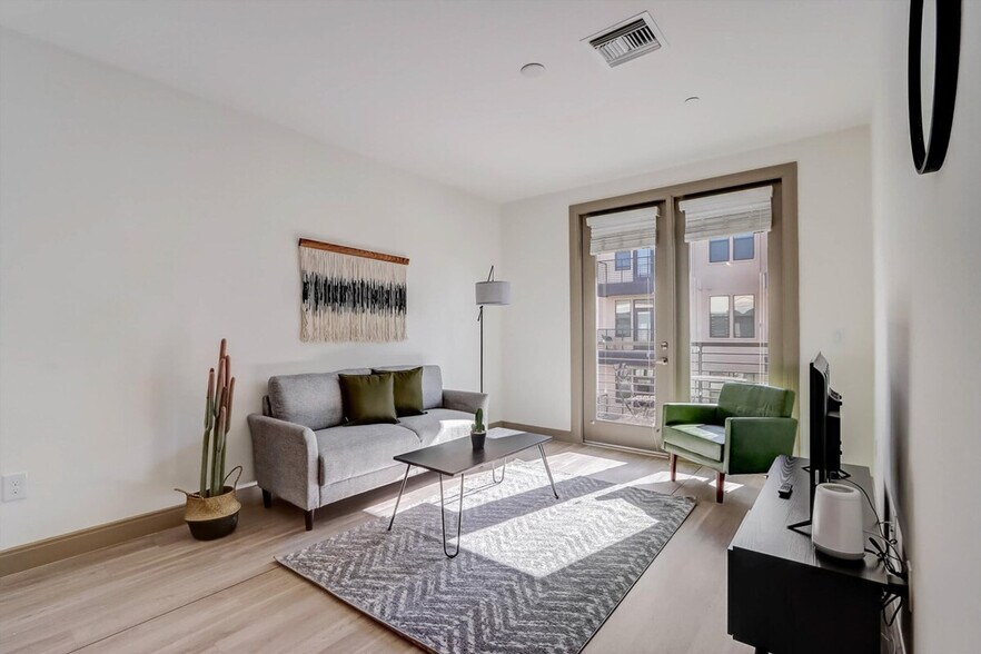 Primary Photo - 555 N College Ave