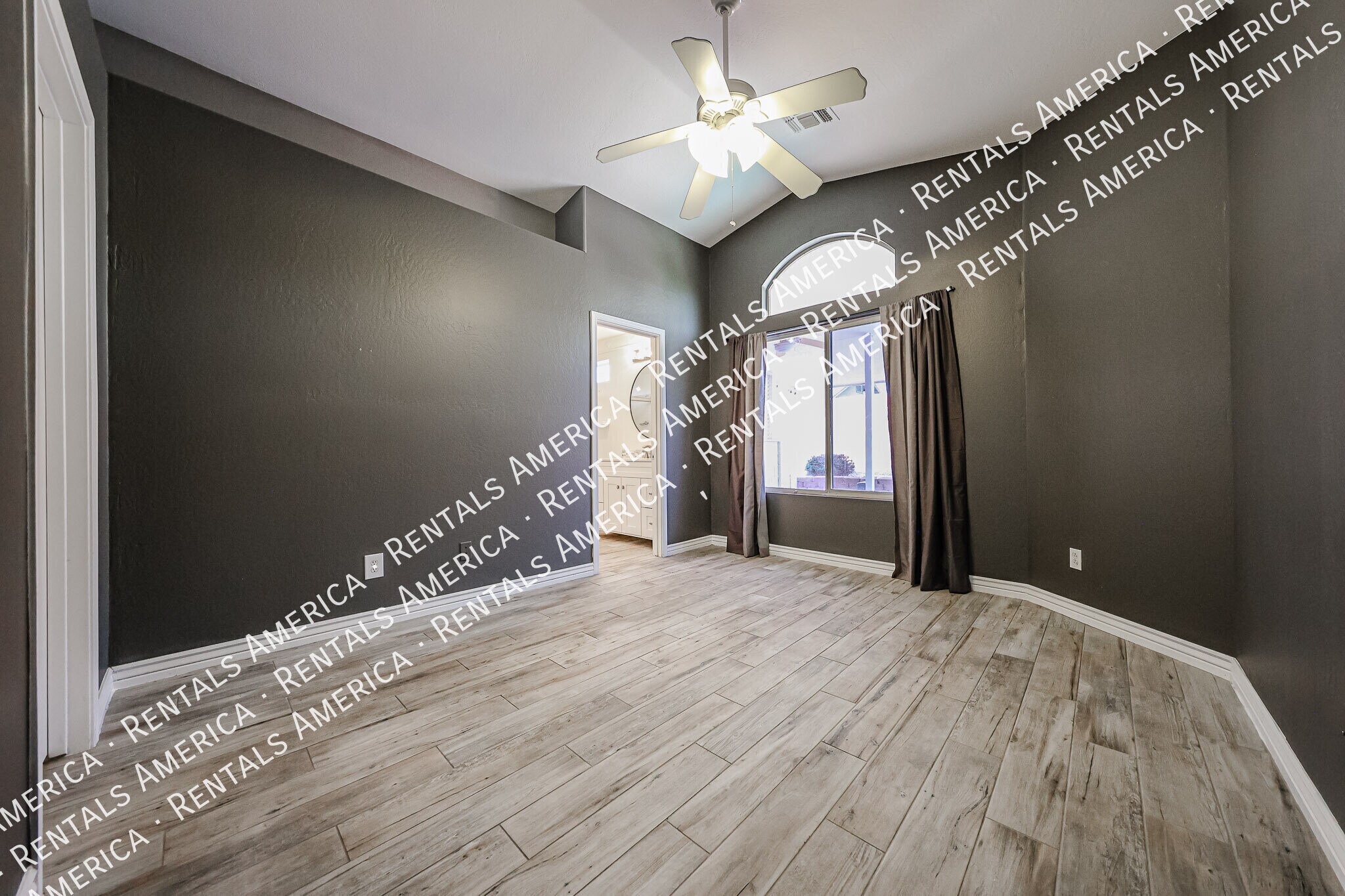 Building Photo - 4524 E Glenhaven Dr