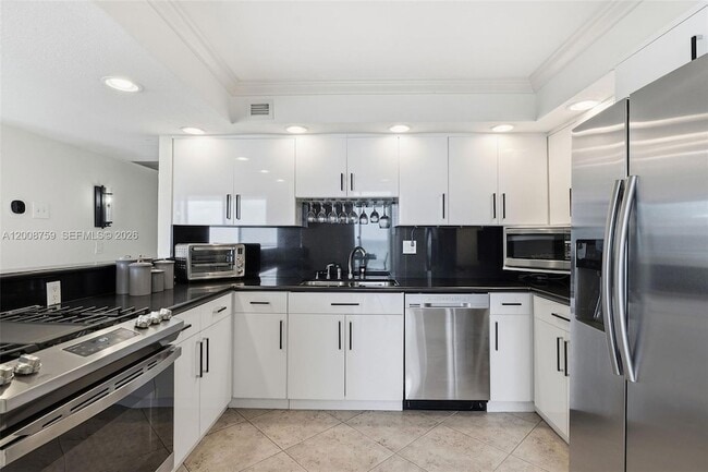 Building Photo - 2030 S Ocean Dr