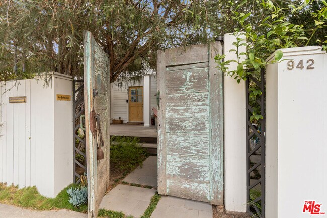 Building Photo - 942 Superba Ave