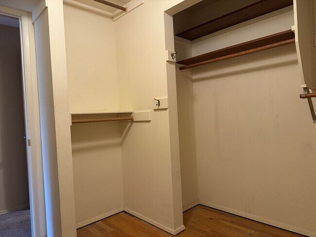 Building Photo - Cozy 5 bedr 3 bath rambler with daylight b...