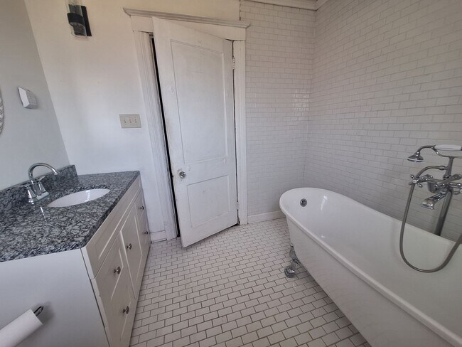 Building Photo - Come see your new home!