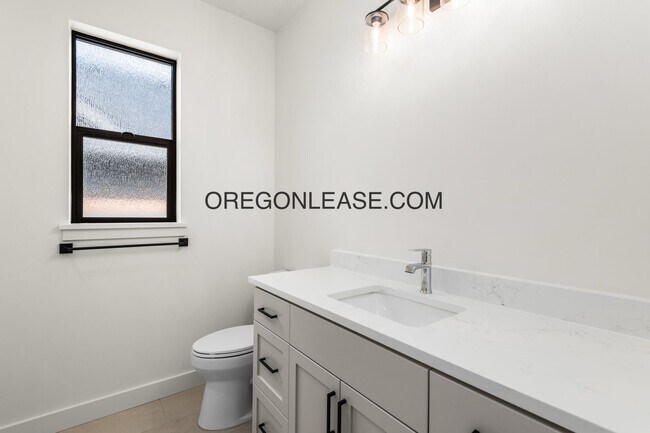 Building Photo - Gorgeous New Construction in Brand New Ven...