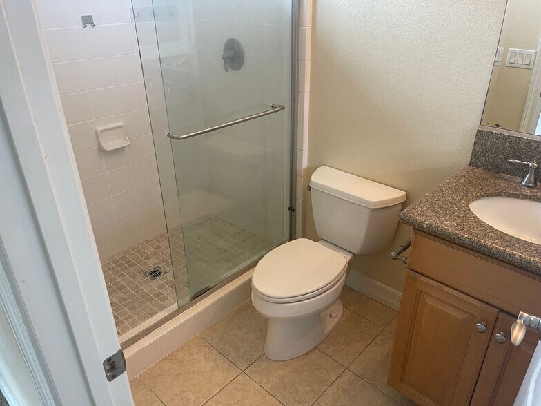 Building Photo - 2100 Canyon Cir