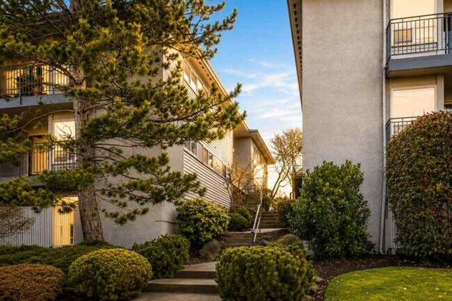 Building Photo - 2720 14th Ave S