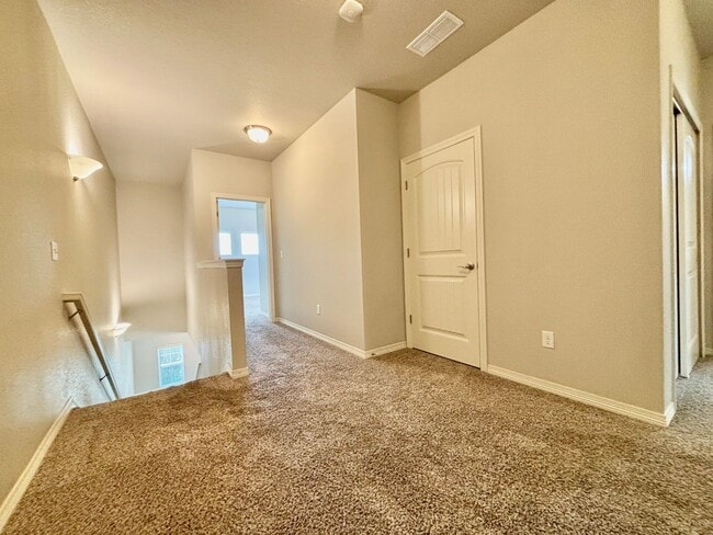 Building Photo - Beautiful 3 bed, 3 bath Townhome in West W...