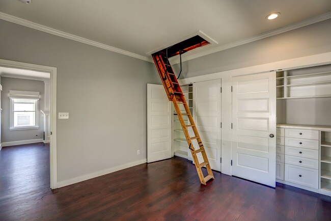 Building Photo - Gorgeous Home in Old Towne Orange