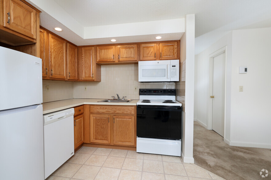 1BR, 1BA - 660SF - Kitchen - River Crossing