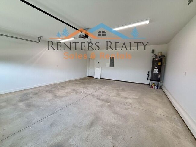 Building Photo - Stunning 3 Bedroom with Rooftop Terrace