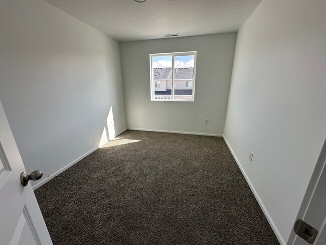 Building Photo - 253 Portside Ln