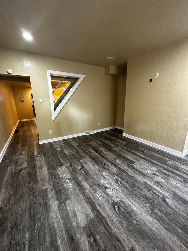 Building Photo - 2 Bed 1 Bath Townhouse for Rent in Lawrenc...