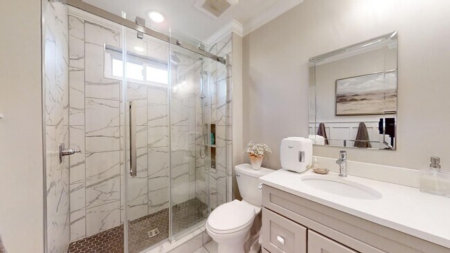 Building Photo - Gorgeous and updated home in Heart of Auburn