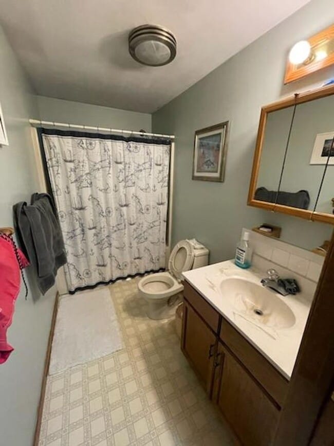 Building Photo - Woburn Townhouse| 2 Bed 1.5 Bath| Availabl...