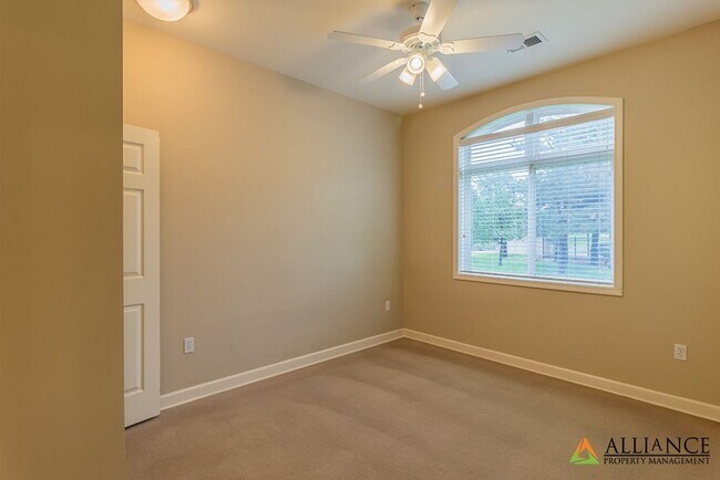 Building Photo - Great Location!