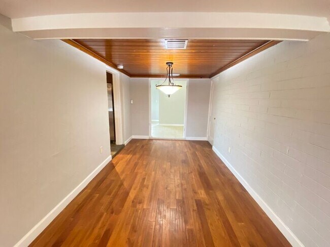 Building Photo - 311 Altaloma Ave