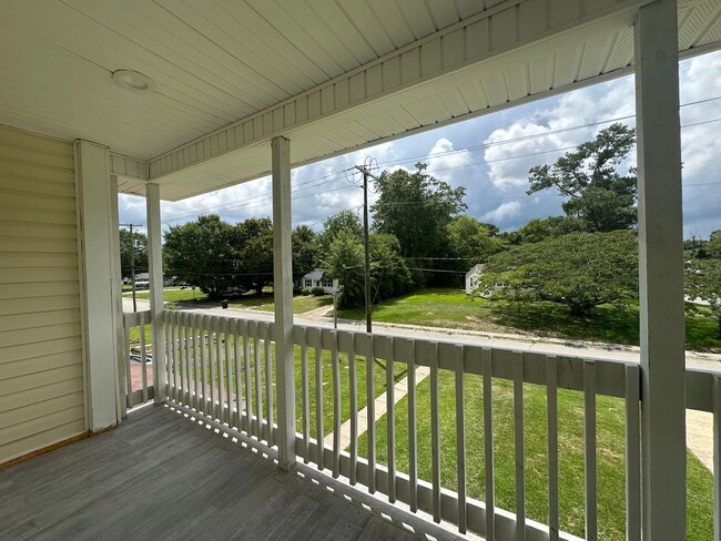 Building Photo - 607 New River Dr