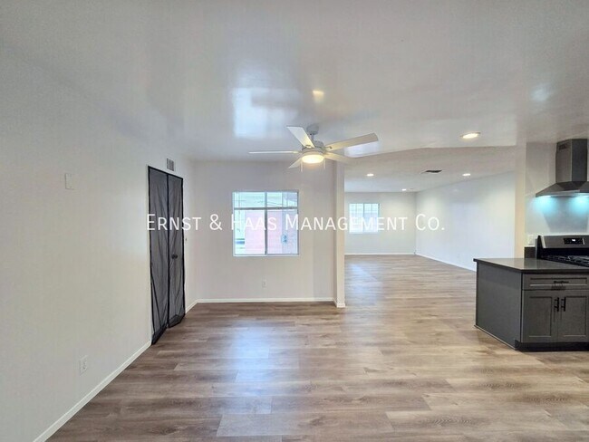 Building Photo - 904 S Kenmore St