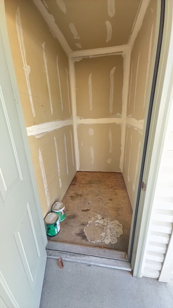 Building Photo - Fully renovated 2nd floor apartment available soon!