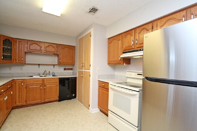 Building Photo - Spacious 4BR Home with Bonus Studio, Sunro...