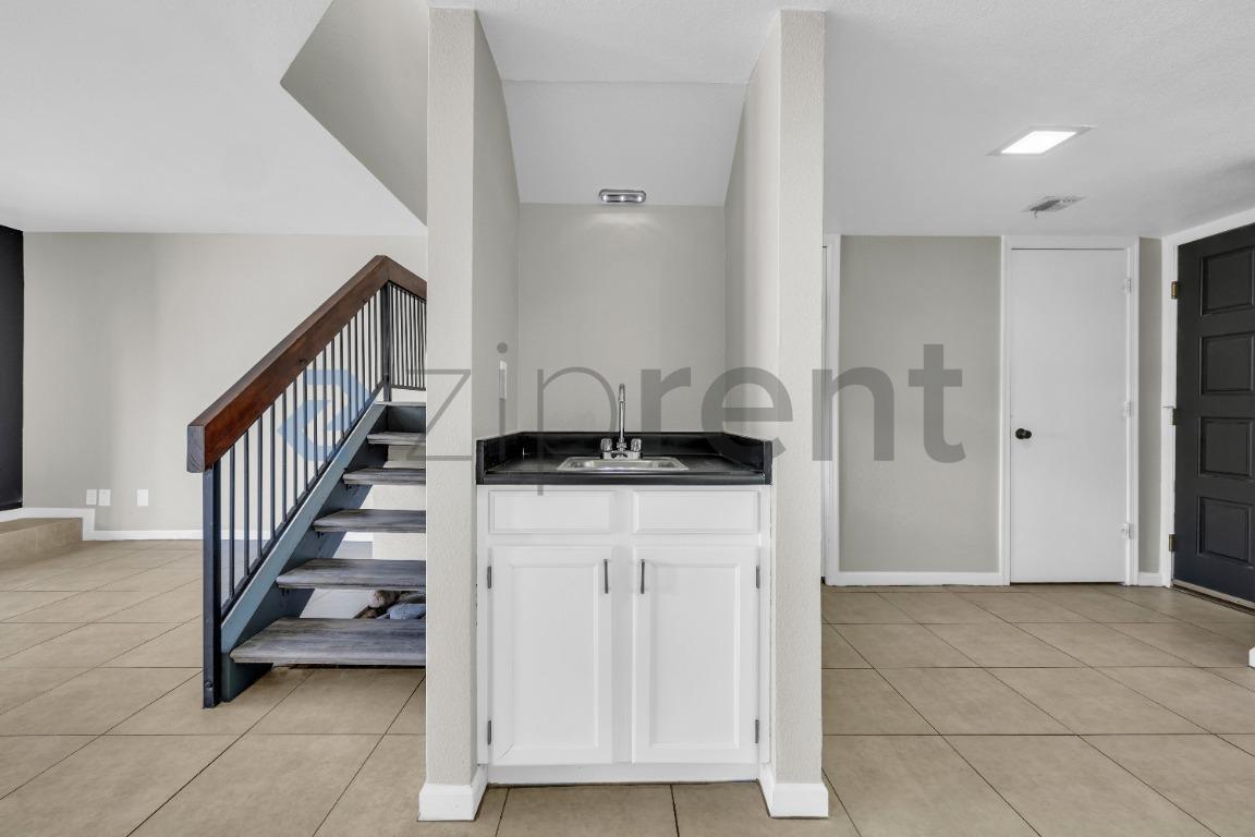 Building Photo - Unit 10