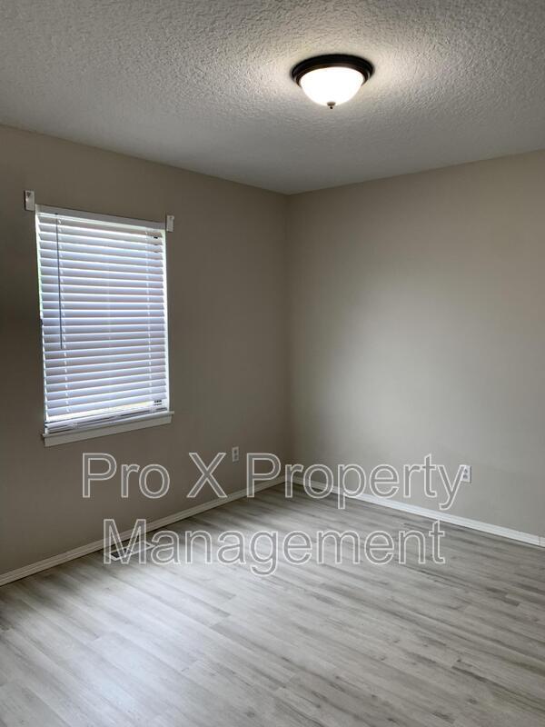 Building Photo - 3802 College View Dr