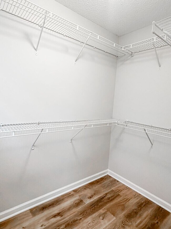 Building Photo - Large townhome in great Canton location