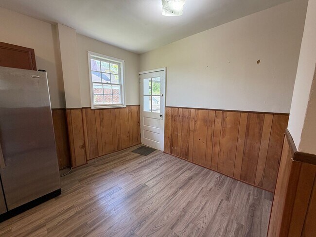 Building Photo - 2 Bedrooms- 1 Bathroom- House in Celanese!