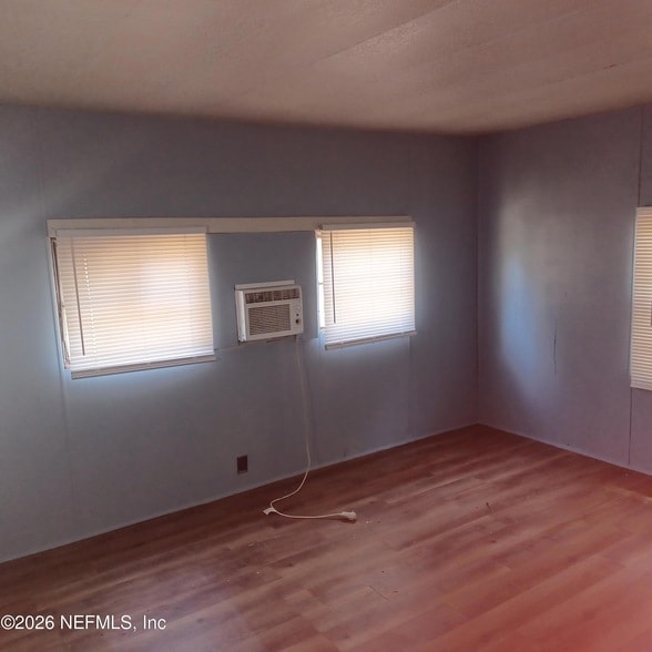 Building Photo - 463 Logan Ave