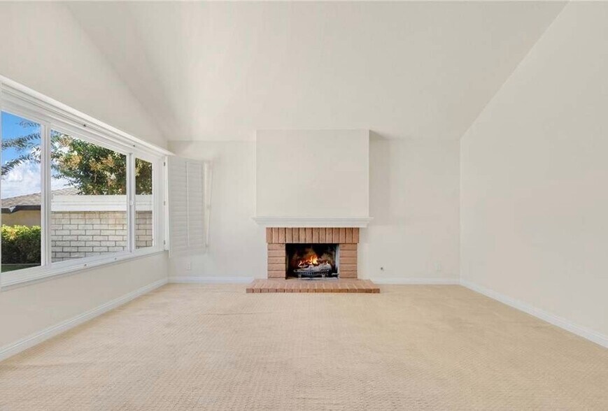Building Photo - 5641 Lynnbrook Plz