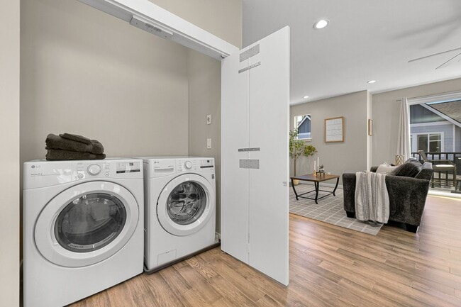 Building Photo - Modern 4-Bed Home in Sunstone Place