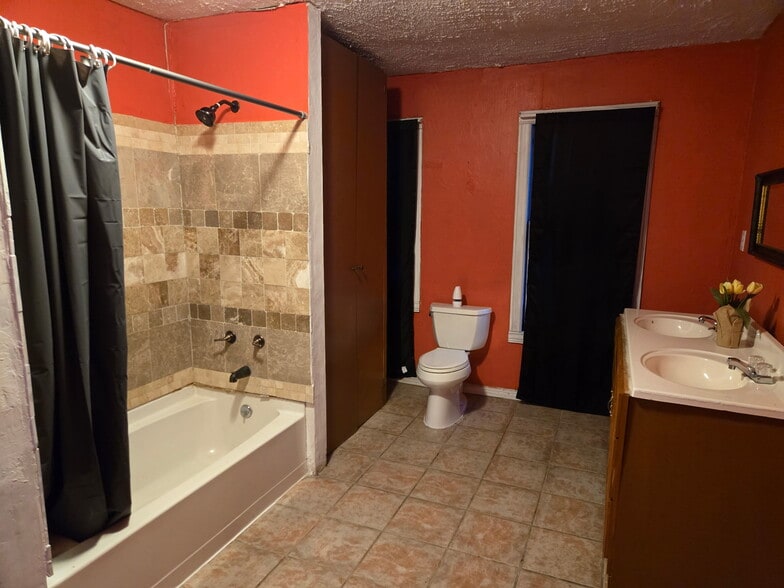 Building Photo - 1708 Moravia St