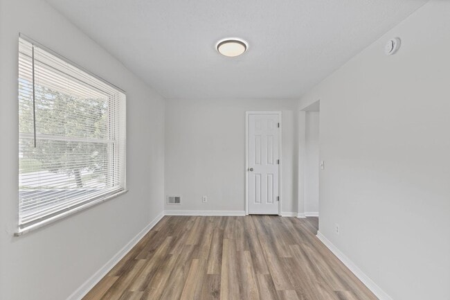 Building Photo - COLLEGE HILL- amazing 3 bedroom, 1.5 bathr...
