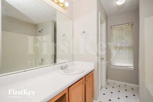 Building Photo - 8124 Valley Ridge Dr