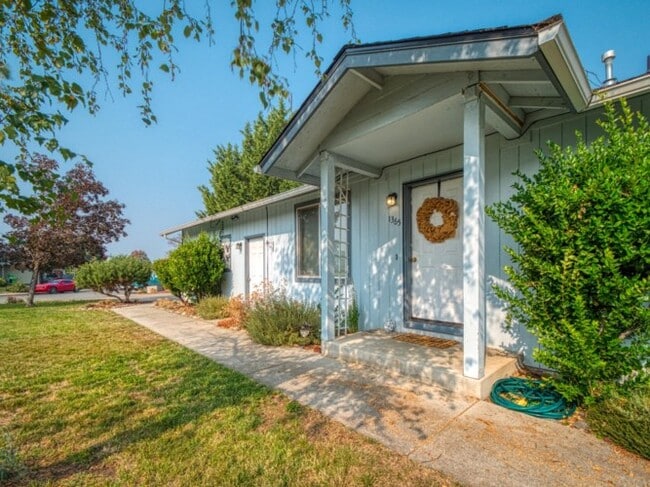 Building Photo - 1365 SW Sun Glo Dr