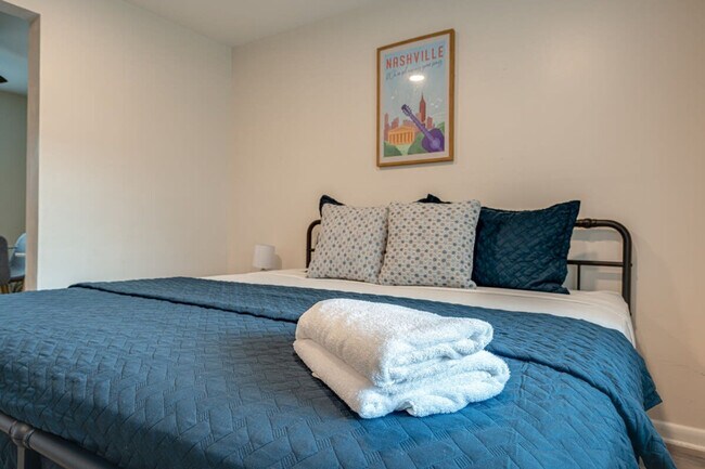 Building Photo - 801 Hillview Heights