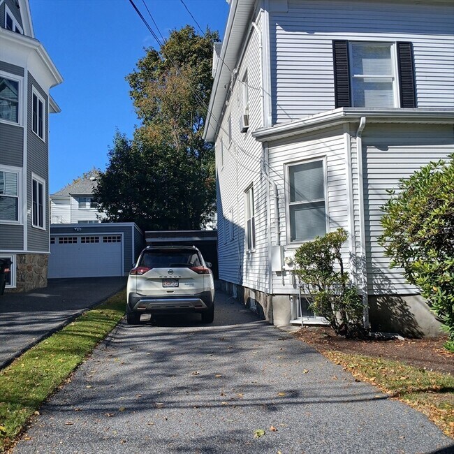 Building Photo - 132 Thorndike St
