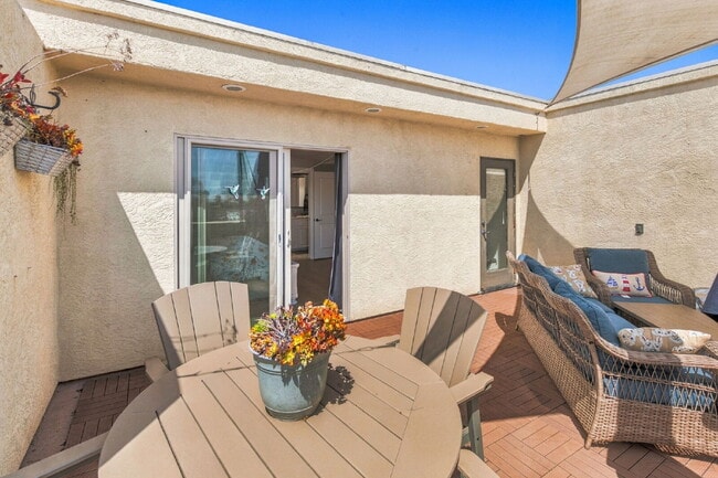 Building Photo - Your Furnished Coastal Escape Awaits!