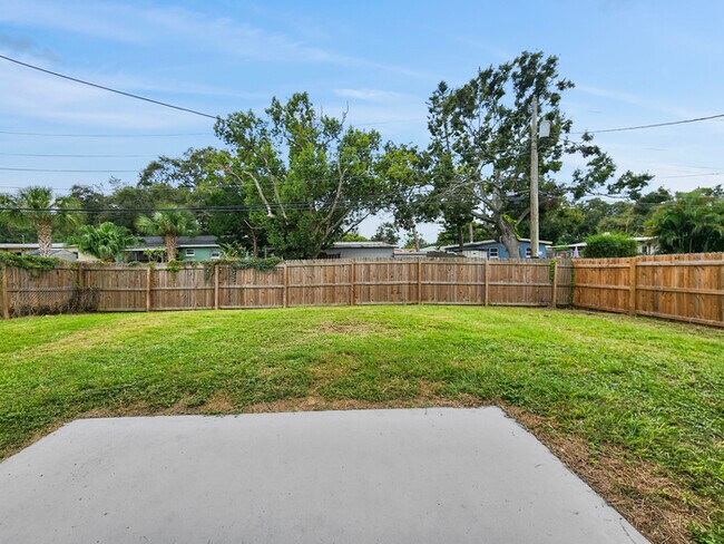 Building Photo - 3290 Hillsdale Ave