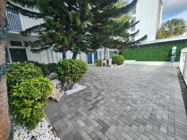 Building Photo - 2101 Normandy Dr