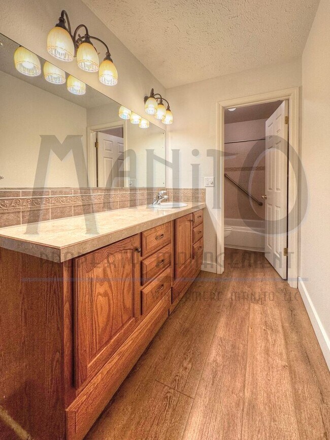 Building Photo - Spacious South Hill Condo