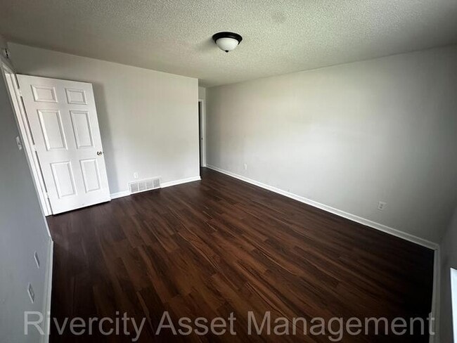 Building Photo - HUGE BACKYARD!!!!!! SECTION 8 FRIENDLY!!!!!