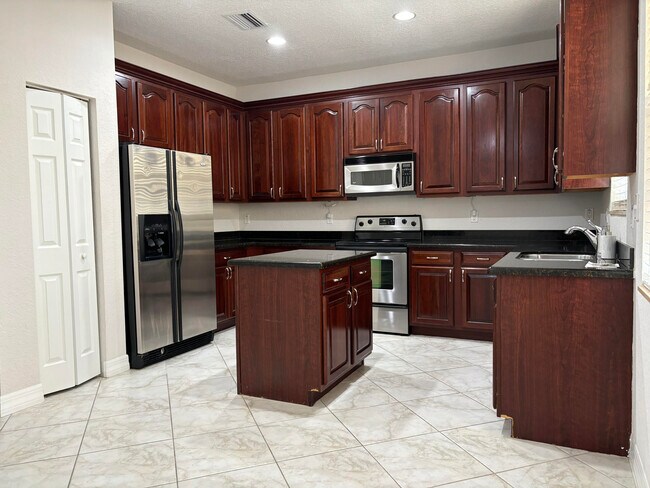 Building Photo - 909 NW 18th Ave