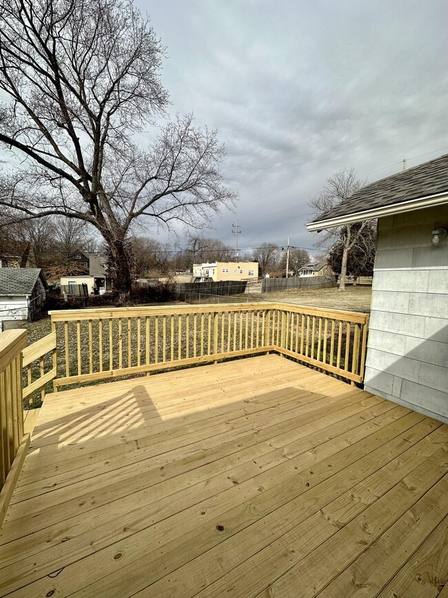 Building Photo - 108 S Hawthorne Ave